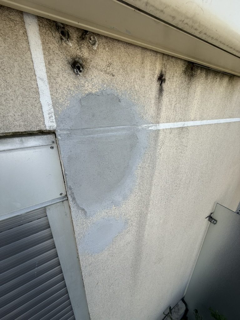 Façade avec enduit dégradé avant intervention - chantier S.I.S - IDF